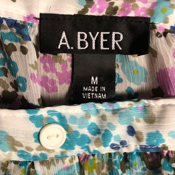 Dainty floral top - Picture 2 of 2